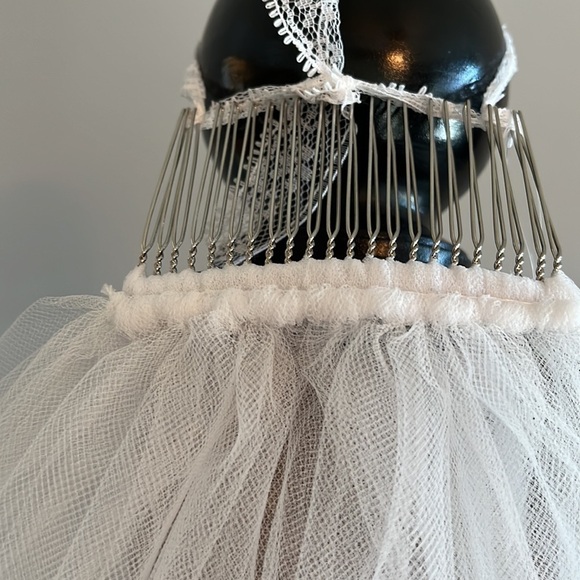 David’s bridal white wedding dress never used size 9. Comes with veil and belt - Picture 11 of 16